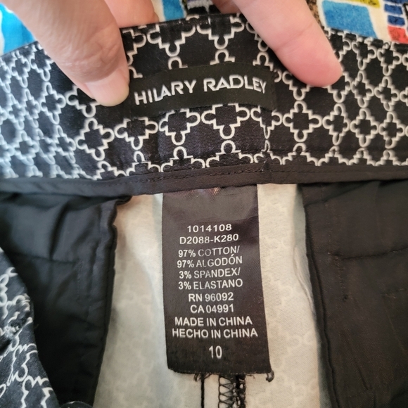 HILARY RADLEY Women's  Golf Capri Pants Size 10 Black White Geometric Stretch - Picture 10 of 11